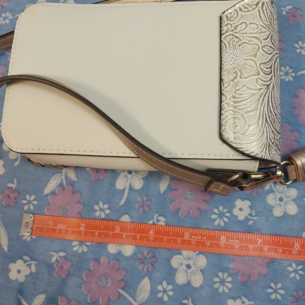 3106 Small Cato Crossbody Purse Bag in Gold and Cream. - Picture 3 of 12